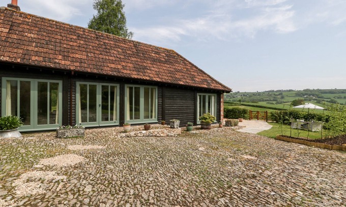 Honiton Cabaña | THE SHIPPON, romantic, with hot tub in Honiton