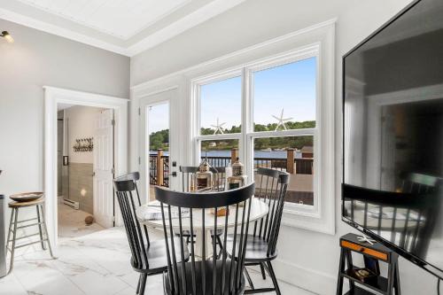 Mahone Bay Hotel | The Ships Inn