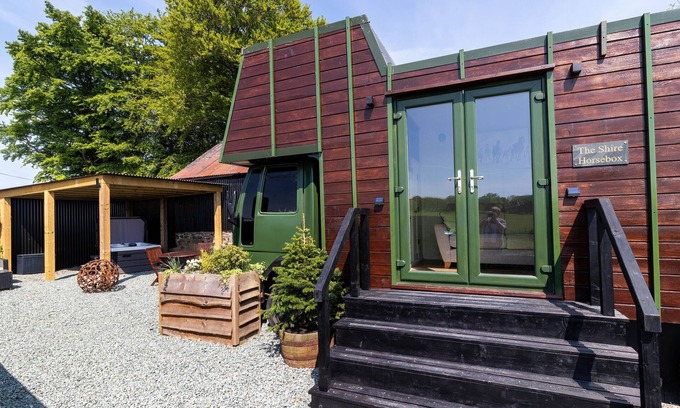 Llanfyllin Cabina | The Shire - Luxury Unique Stay, With Private hot tub - 5 Cyfie Farm