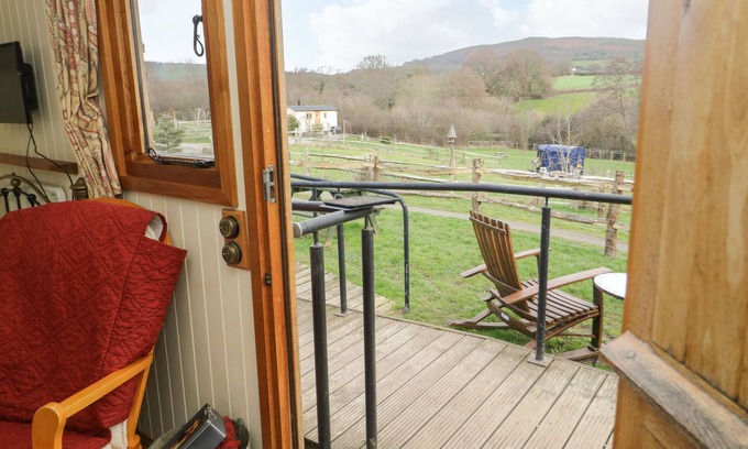 Saint Asaph Cabaña | THE SHIRE SHEPHERDS HUT, pet friendly, with open fire in St Asaph