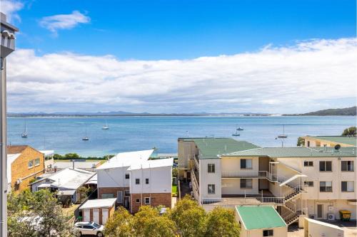 Shoal Bay Apartamento | The Shoal, 508, Bullecourt St - stunning views, air con, lift and Wi-Fi