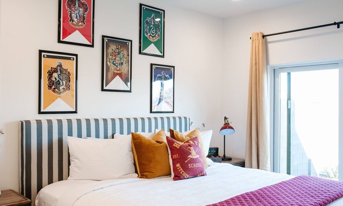 Washington Fields Casa | The Show House | Cinematic Mountain Views & Movie-Themed Getaway – Kid-Friendly!
