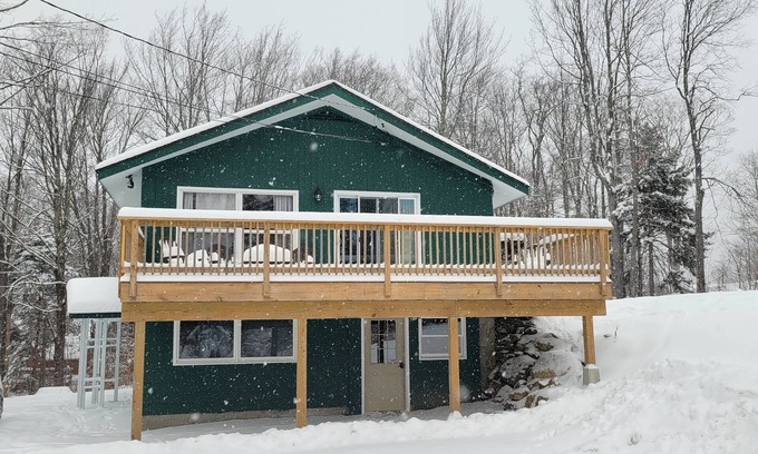 Killington Chalet De Esquí | The Shredquarters at Killington. Large deck, fast wi-fi, outdoor sauna