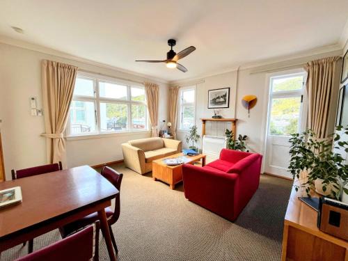 Picton Apartamento | The Signal - Stylish Deco Apt with Deck and Marina View