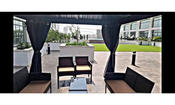 East Legon Apartamento | The Signature Hotel queen studio with balcony #2