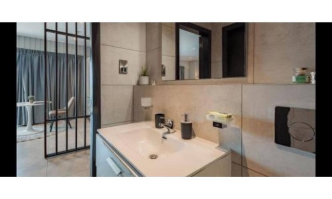East Legon Apartamento | The Signature Hotel queen studio with balcony #5
