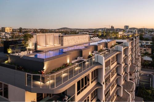 East Brisbane Apartamento | The Sinclair - Luxury Brisbane Apartment near The Gabba with Rooftop Pool, 3 Bedrooms & City Views