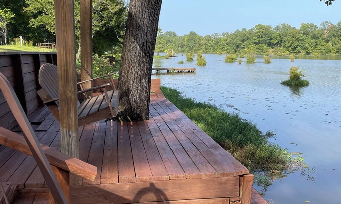 Aliceville Casa | The Sipbee Camphouse on the river. Relax and fish with family and friends.