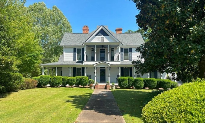 Hartwell Casa | The Skelton House: spacious 8-bedroom house in charming Downtown Hartwell