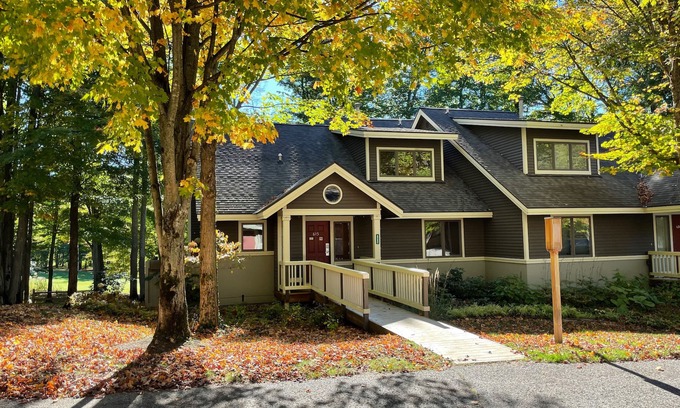 Thompsonville Condominio | The Ski & Tee - 5 bdrm condo on 18th fairway & steps from ski trail