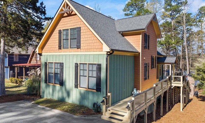 Gumlog Casa | The Skyline Way Lake House w/ Hot Tub & Dock!
