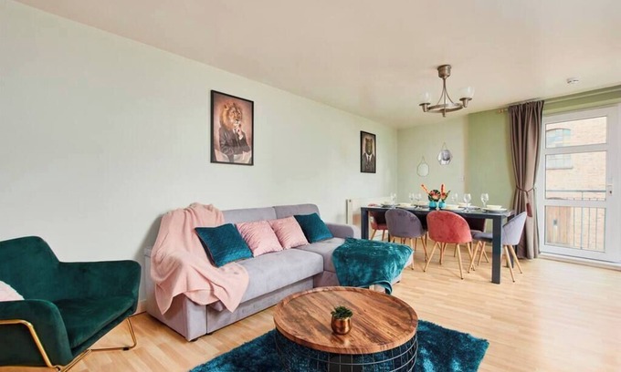 Sneinton Condominio | The Sleek Nottingham Gem with Balcony