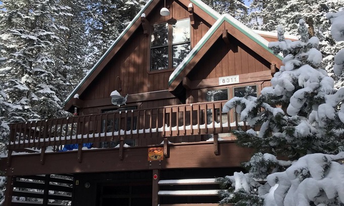 Serene Lakes Cabina | The Snowed Inn at Serene Lakes. Upscale with Hot Tub and Garage Parking!
