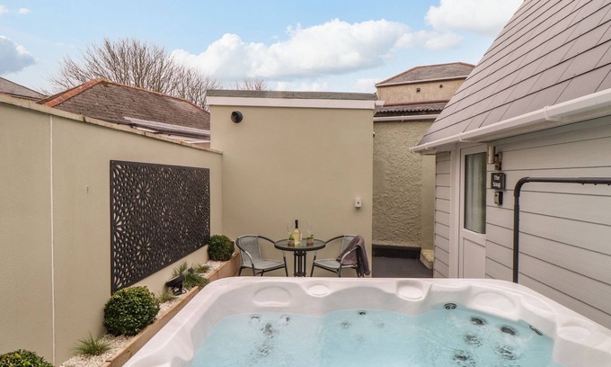 Camborne Casa | The Snug