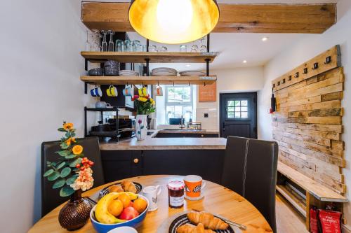 Tideswell Casa | The Snug - Premium cosy cottage with Log burner and pet friendly