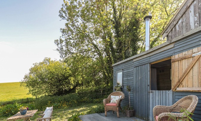 Dulverton Cabaña | THE SNUG, romantic, character holiday cottage in Dulverton