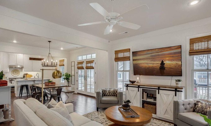 Fayetteville Casa | The Sofay Farmhouse - 1 Mile From U of A - Luxury Amenities