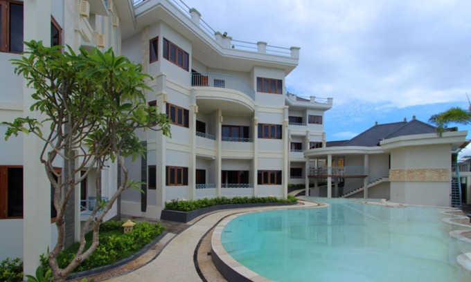 Seminyak Apartamento | La espaciosa habitación diseñada en una secuencia de espacios en cascada.