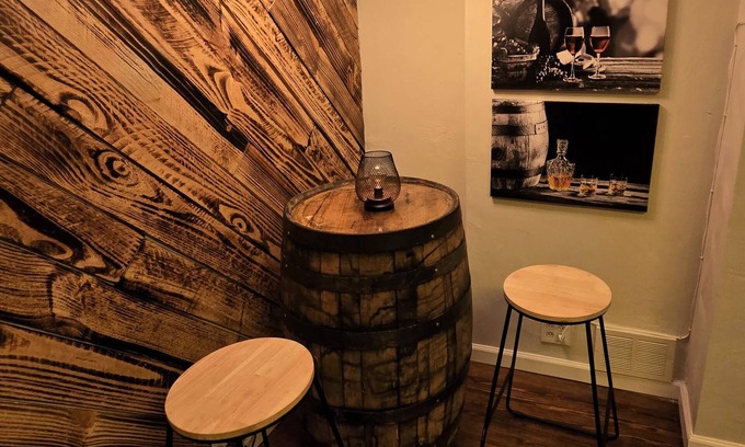South Side Flats Apartamento | The Speakeasy - Stylish 1-BR w/ Roaring 20s Charm!