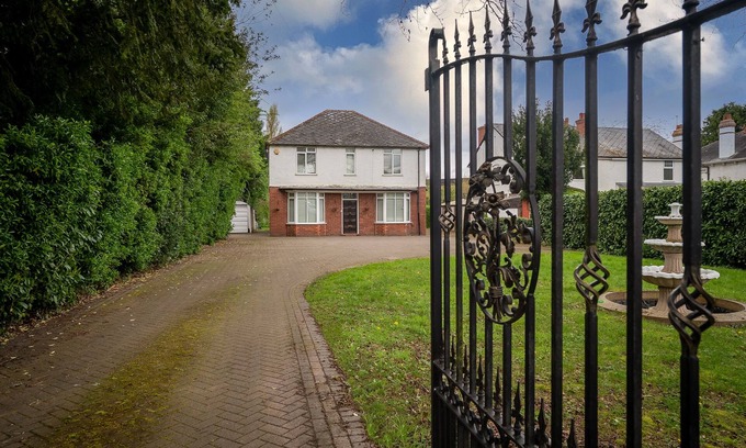 Worcester Casa | The Spetchley- 5 Bedroom, 10 Guests , Private Parking