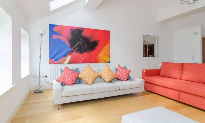 Cathedral Quarter Apartamento | The Spire Apt - Spacious 2-Bed City Centre Apt – Sleeps 5 | Cathedral Quarter Location