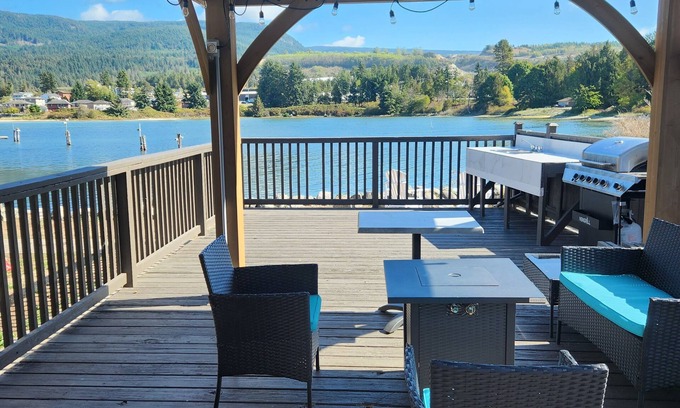 Sechelt Hotel | The Spot at Porpoise Bay