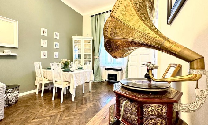 Ferencvaros Apartamento | The Spot with Green Chair - cozy space near Danube