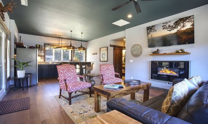 Blowing Rock Cabaña | The Springhouse 2BR 2BA Hot Tub Fire Pit