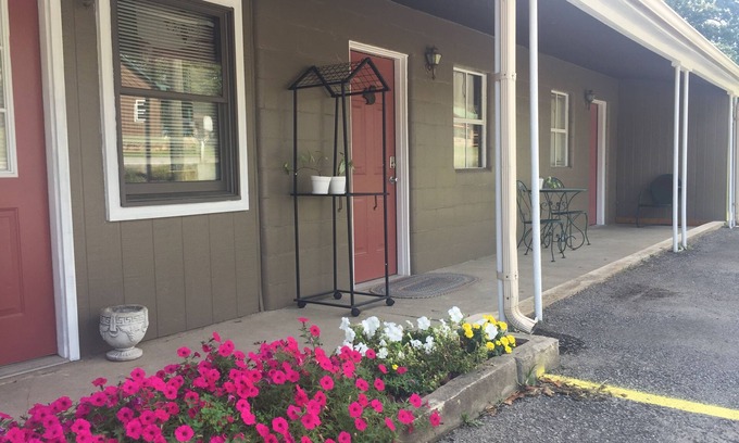 Aurora Apartamento | The Squirrels Nest in the quaint village of Aurora
