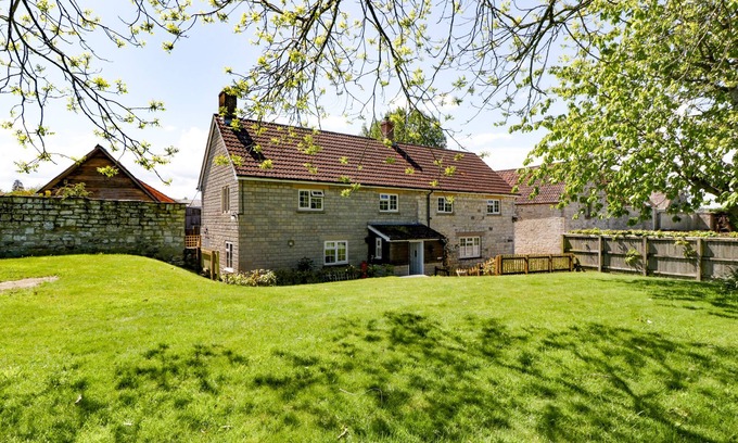 Sherborne Cabaña | THE STABLE HOUSE, pet friendly, with hot tub in Sherborne