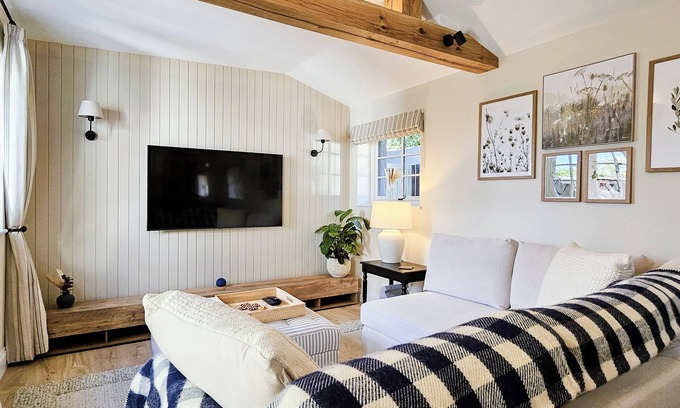 Potters Bar Casa | The Stables - a luxurious & tranquil country retreat with private hot tub & gym