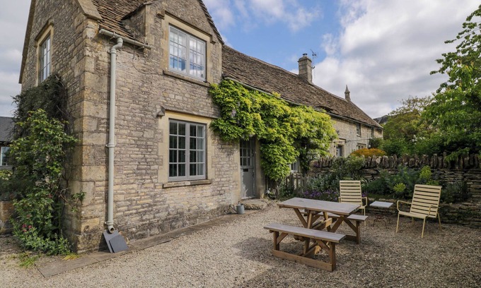 Colerne Cabaña | THE STABLES AT DAUBENEYS, pet friendly, with a garden in Colerne