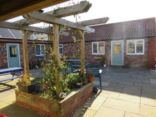 Bridlington Casa | The Stables At Eastmoor Farm Large Luxury 2 Bed Cottage with Big Family Bedroom Dog Friendly Secure Gardens and Free Parking Free WiFi