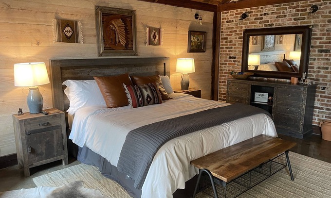 Folsom Apartamento | The Stables at Giddy Up Folsom Western A
