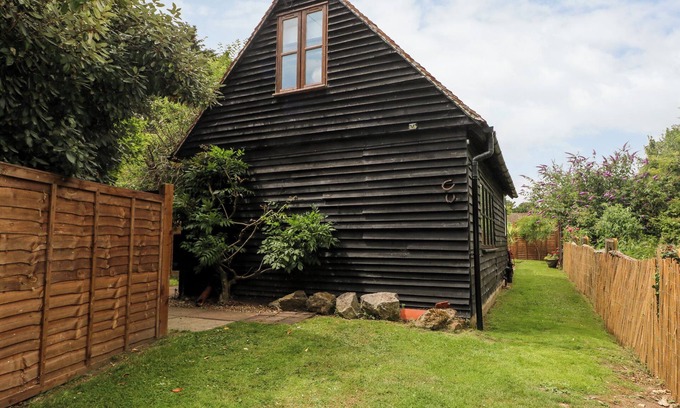Fontwell Cabaña | THE STABLES BARN, pet friendly, with a garden in Fontwell