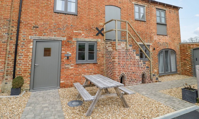 Gretton Otro | THE STABLES, family friendly, character holiday cottage in Crick