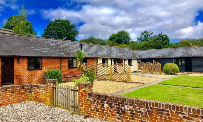 Colchester Cabaña | THE STABLES, pet friendly, character holiday cottage in Polstead