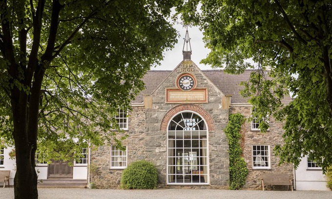 Bryngwran Cabaña | THE STABLES, pet friendly, luxury holiday cottage in Bodedern