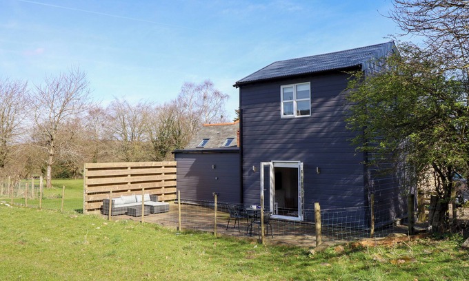 Mold Cabaña | THE STABLES, pet friendly, with a garden in Tafarn-Y-Gelyn