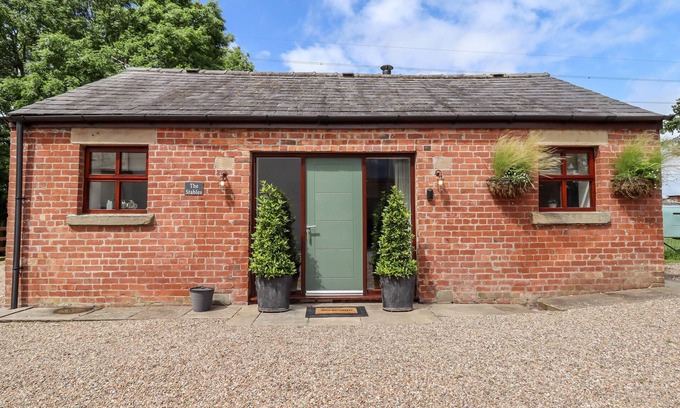 Longton Cabaña | THE STABLES, romantic, country holiday cottage in Walmer Bridge