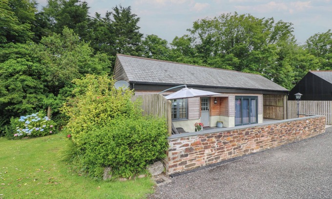 St. Columb Major Cabaña | THE STABLES, romantic, with a garden in St Columb Major