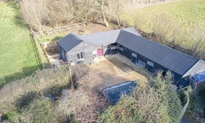 Chilworth Cabina | The Stables , Surrey Hills