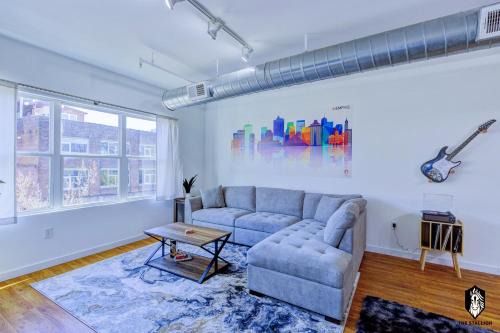 Downtown Memphis Apartamento | The Stallion #301 - Walk to attractions, Modern Luxe Loft in Downtown Memphis with free covered gated parking