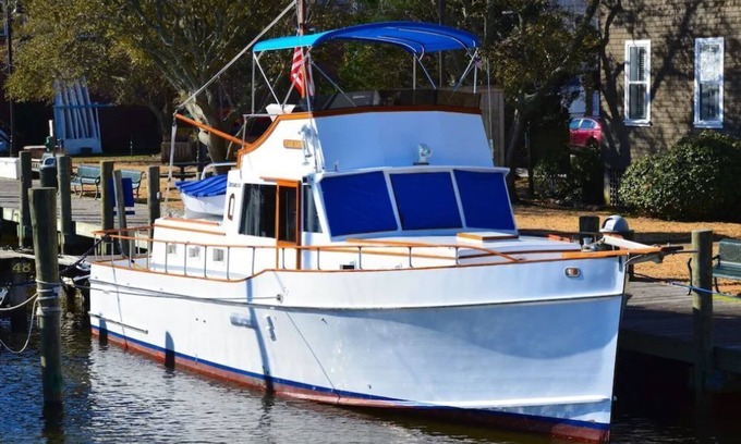 Historic Downtown Manteo Alquiler De Eote | THE STARRY BANNER! Classic yacht docked in historic downtown Manteo Marina