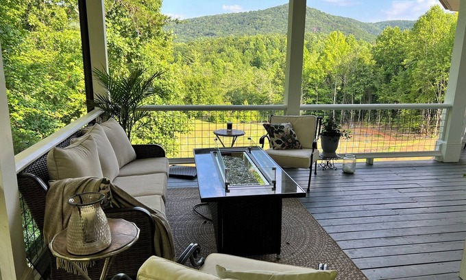 Jasper Cama Y Desayuno | The Stillwater Suite, named after the serene stillness of its surroundings and the moments where the lake is as still as glass.