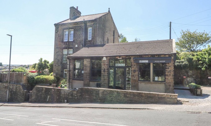 Oakworth Casa | THE STONE MASONS HOUSE, pet friendly, with hot tub in Oakworth