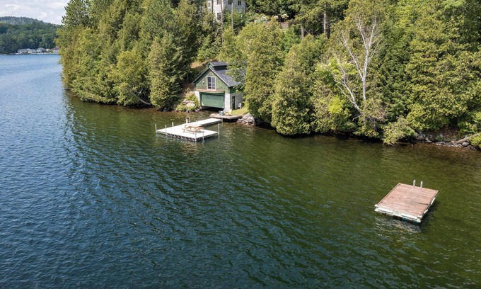 Barnet Casa | The Stonehill lakeside cottage