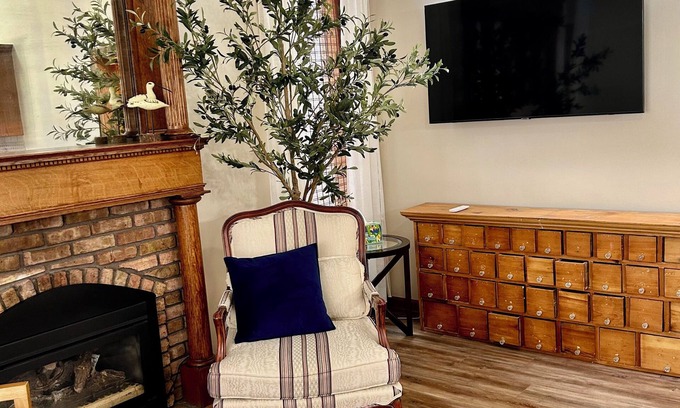 Fennville Casa | “The Stones Throw Chateau” Minutes to anywhere