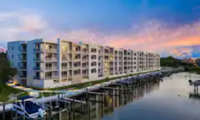 North Trail Condominio | The Strand, Luxury Condo, Breathtaking Water Views