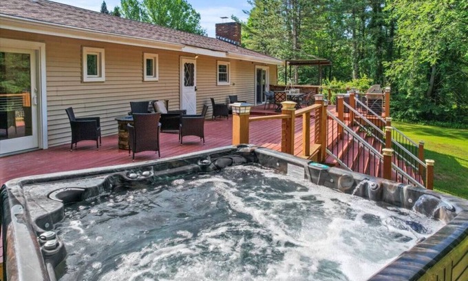 Greenfield Center Casa | "The Stream House" Saratoga home on 4+ acres